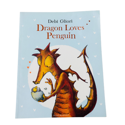 Book cover of 'Dragon Loves Penguin' by Debi Gliori with a dragon and penguin illustration on a light blue background.