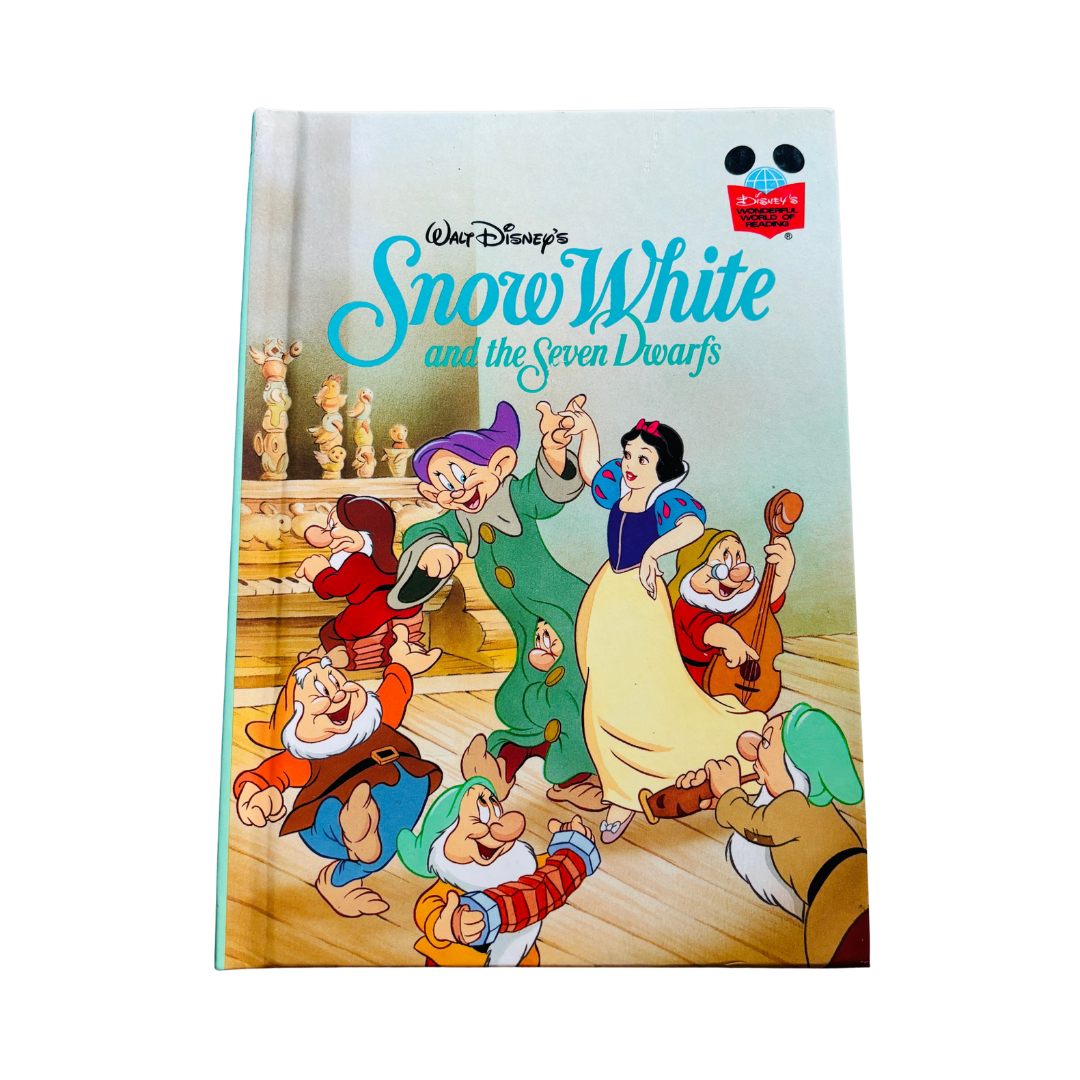 Book cover of 'Snow White and the Seven Dwarfs' with animated characters on a white background